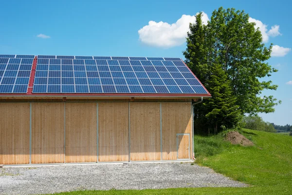 Pannelli solari sul tetto del fienile — Foto Stock
