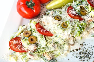 Bir küçük boy Sezar salatası ile rendelenmiş parmesan peyniri, kruton ve