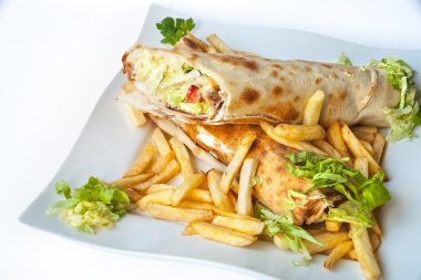 Patates kızartması ile haddelenmiş et