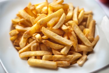 Patates kızartması ile haddelenmiş et