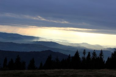 Görünümünden Cwilin tepe - Beskid Wyspowy, Polonya