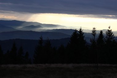 Görünümünden Cwilin tepe - Beskid Wyspowy, Polonya