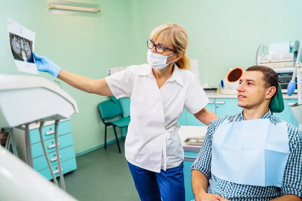 Mulher Madura Dentista Olha Para Dentes Raios Discussão Questões Tiro — Fotografia de Stock