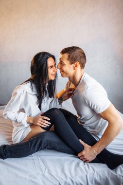 Pompalı vücudu olan yakışıklı bir adam kız arkadaşına zoraki sarılıyor. Evdeki kar beyazı yatakta sevişmeye hazır. Ön sevişme sırasında makul bir şekilde kucaklaşırlar. Birbirinizin elini tutun..