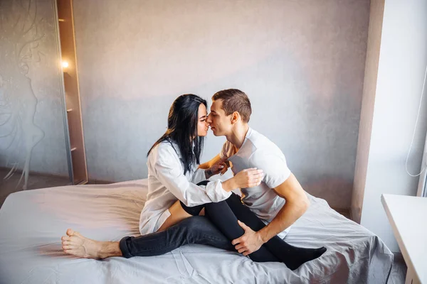 Schönes Leidenschaftliches Paar Beim Sex Auf Dem Bett Fröhliche Romantische — Stockfoto