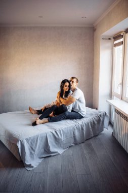 Pompalı vücudu olan yakışıklı bir adam kız arkadaşına zoraki sarılıyor. Evdeki kar beyazı yatakta sevişmeye hazır. Ön sevişme sırasında makul bir şekilde kucaklaşırlar. Birbirinizin elini tutun..