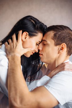 Pompalı vücudu olan yakışıklı bir adam kız arkadaşına zoraki sarılıyor. Evdeki kar beyazı yatakta sevişmeye hazır. Ön sevişme sırasında makul bir şekilde kucaklaşırlar. Birbirinizin elini tutun..