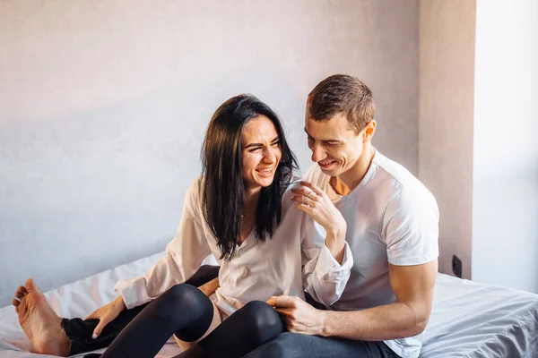 Ein Junges Liebespaar Vergnügt Sich Hause Bett Der Kerl Kneift — Stockfoto