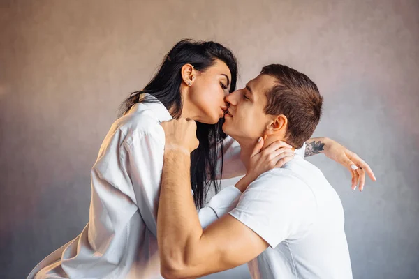 Atraente Jovem Casal Amantes Fazendo Sexo Casa Cama Quarto Brilhante — Fotografia de Stock