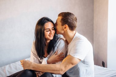 Bir çift genç aşık evlerinde, yataklarında iyi vakit geçiriyorlar. Adam sevgilisini tatlı sözlerle çimdikliyor, kulağını ısırıyor, gıdıklıyor. Kız içtenlikle gülüyor, sarılmanın tadını çıkarıyor..