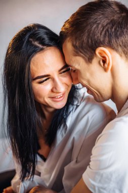 Bir çift genç aşık evlerinde, yataklarında iyi vakit geçiriyorlar. Adam sevgilisini tatlı sözlerle çimdikliyor, kulağını ısırıyor, gıdıklıyor. Kız içtenlikle gülüyor, sarılmanın tadını çıkarıyor..