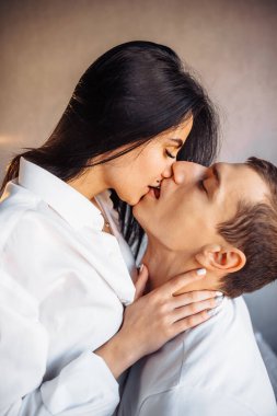 Çekici, genç aşıklar evde, aydınlık odada sevişiyorlar. Kız, erkek arkadaşını garip bir şekilde öpüyor ve alt dudağını yavaşça geri çekiyor. Sevgililer Günü 'nü kutlamak - 14 Şubat.