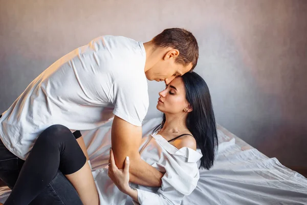 Sexig Kille Knuffade Försiktigt Sin Flickvän Sängen Ett Anfall Passion — Stockfoto