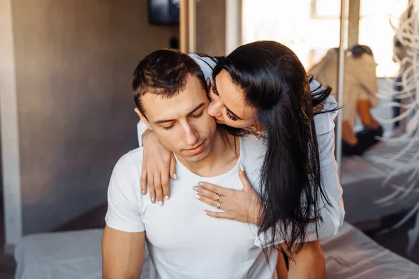Passionerad Kvinna Kramar Man Ömt Och Kysser Honom Romantiskt Ung — Stockfoto