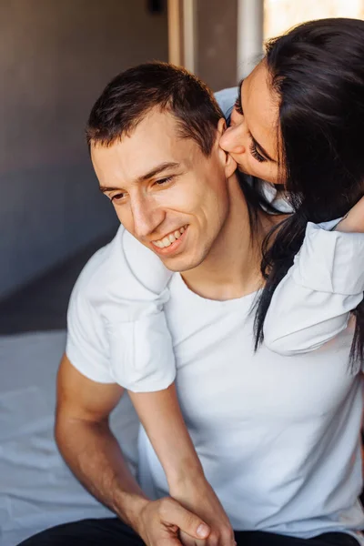 Uma Mulher Apaixonada Abraçando Homem Ternamente Beijando Romanticamente Jovem Amante — Fotografia de Stock