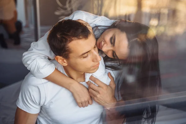 Camdaki Yansıma Aynadaki Yansıma Aşık Seksi Çift Sevişmeden Önce Birbirlerini — Stok fotoğraf