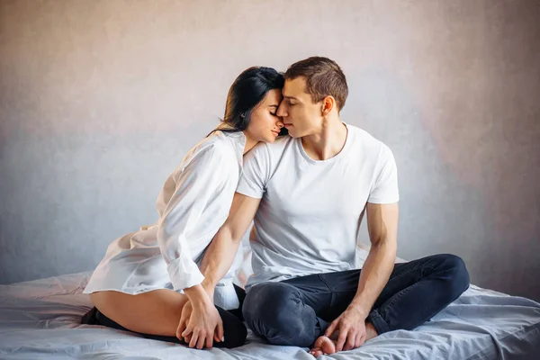 Una Donna Appassionata Che Abbraccia Teneramente Uomo Bacia Romanticamente Giovane — Foto Stock