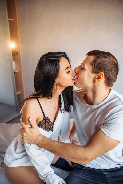 Hermosa Pareja Apasionada Teniendo Sexo Cama Amantes Románticos Alegres Abrazándose — Foto de Stock