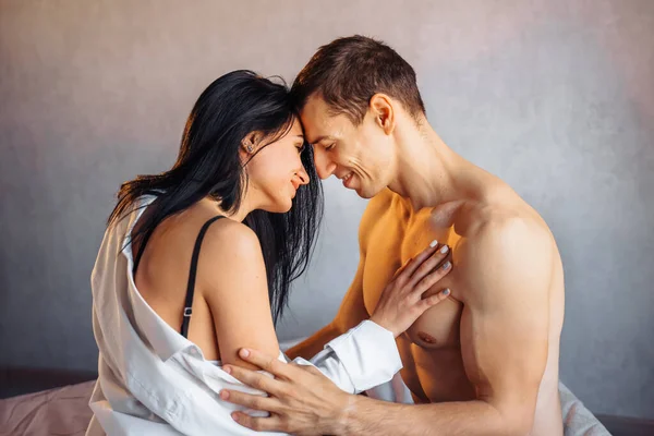 休暇中にホテルの部屋でベッドでセックスをすることを愛する2人の若者の美しい ヌードのカップルのクローズアップ 女の子は官能的に裸をストローク 魅力的な男の胸を汲み上げ — ストック写真
