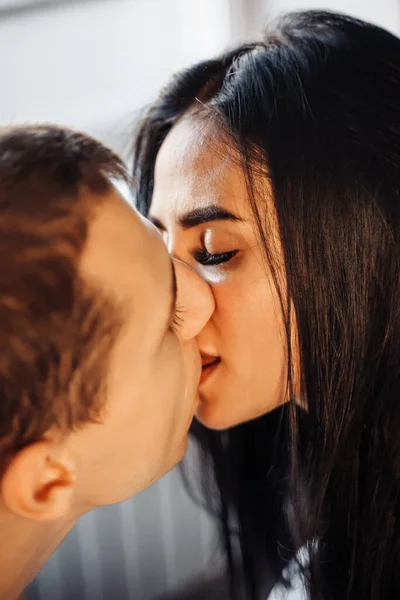 Χαρούμενο Δραστήριο Ρομαντικό Ζευγάρι Καυκάσιας Εθνικότητας Αγκαλιά Εσώρουχα Και Φιλί — Φωτογραφία Αρχείου