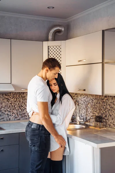 Casal Romântico Ativo Alegre Etnia Caucasiana Abraço Roupa Baixo Beijo — Fotografia de Stock