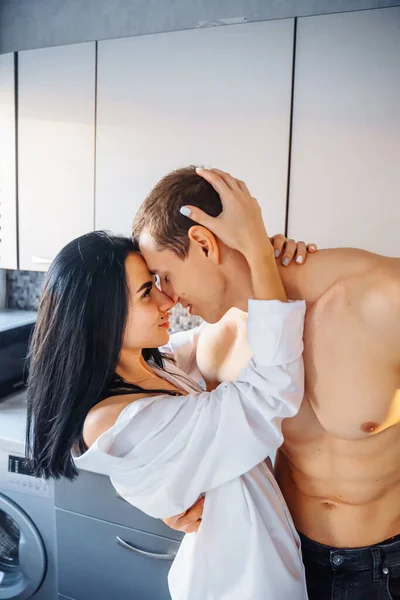 Nakna Passionerade Kysspar Kille Och Kvinna Som Har Intimt Sex — Stockfoto
