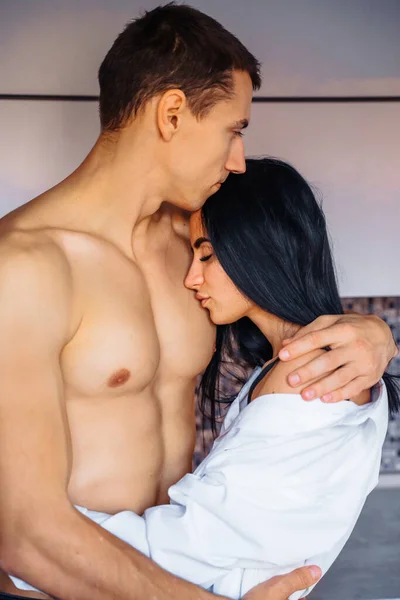 Homme Musclé Avec Beau Corps Une Belle Brune Saint Valentin — Photo