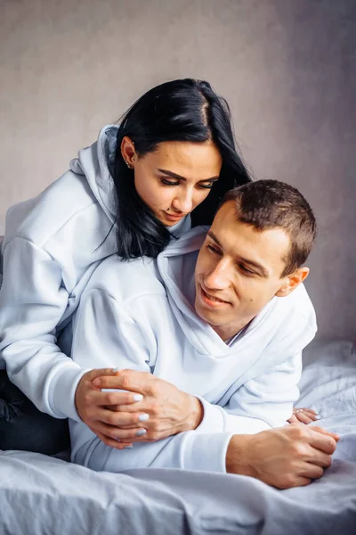 Niedliche Charmante Attraktive Junge Europäer Liegen Entspannt Auf Dem Bett — Stockfoto