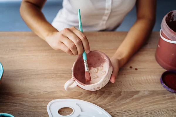 Close Menina Pintura Caneca Barro Mulher Cerâmica Para Colorir Oficina — Fotografia de Stock