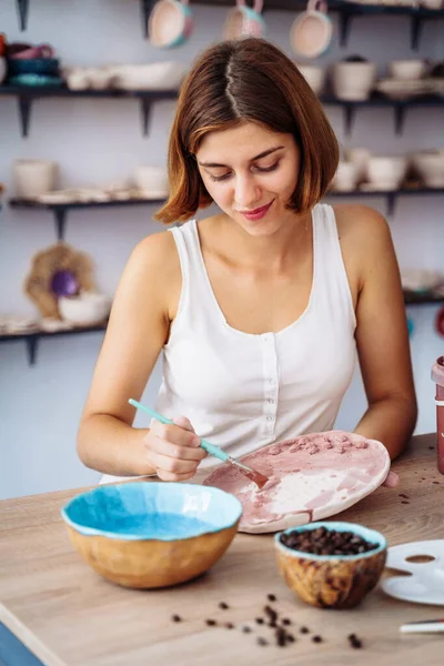 Uma Jovem Atraente Artista Feminina Criar Seu Próprio Estúdio Produtos — Fotografia de Stock