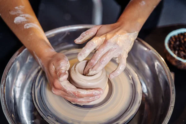 Close Das Mãos Uma Mulher Ceramista Trabalhando Com Uma Roda — Fotografia de Stock