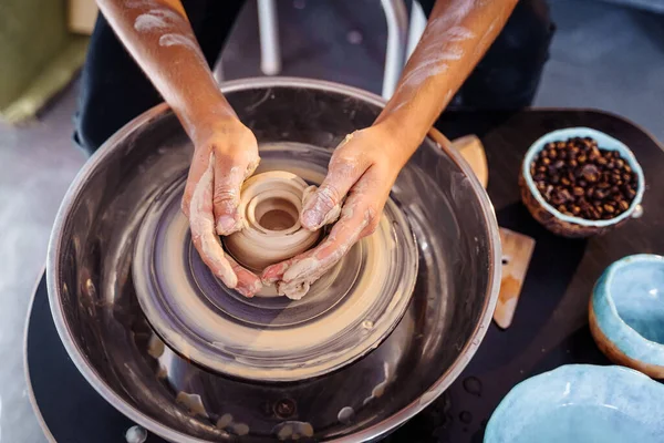Close Das Mãos Uma Mulher Ceramista Trabalhando Com Uma Roda — Fotografia de Stock