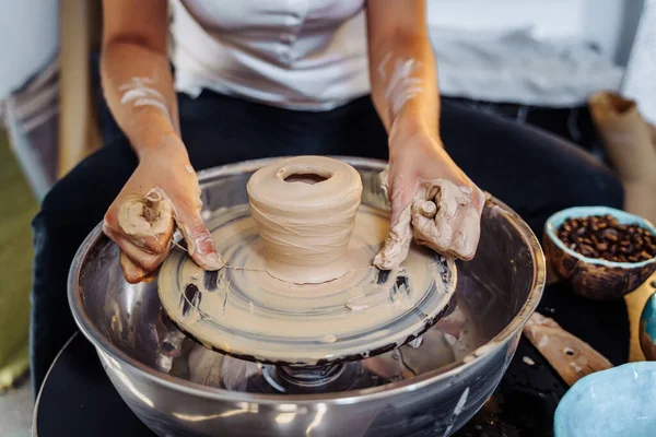 Close Das Mãos Uma Mulher Ceramista Trabalhando Com Uma Roda — Fotografia de Stock