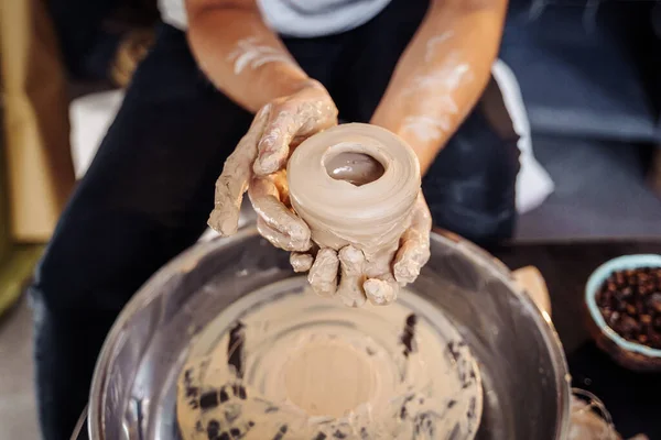 Close Das Mãos Uma Mulher Ceramista Trabalhando Com Uma Roda — Fotografia de Stock