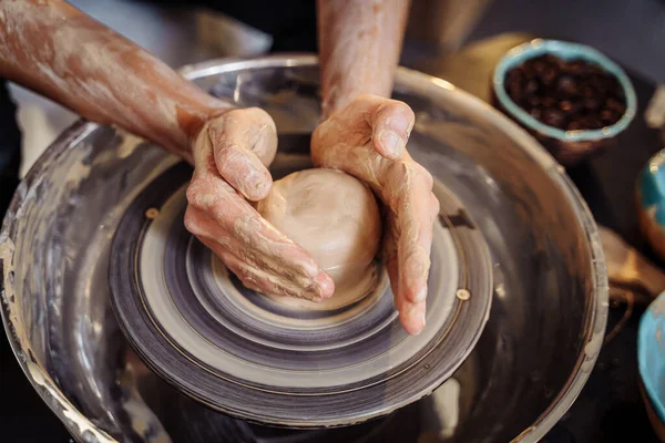 Close Dari Tangan Seorang Wanita Ahli Keramik Bekerja Dengan Roda — Stok Foto
