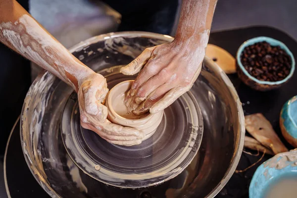 Close Das Mãos Uma Mulher Ceramista Trabalhando Com Uma Roda — Fotografia de Stock