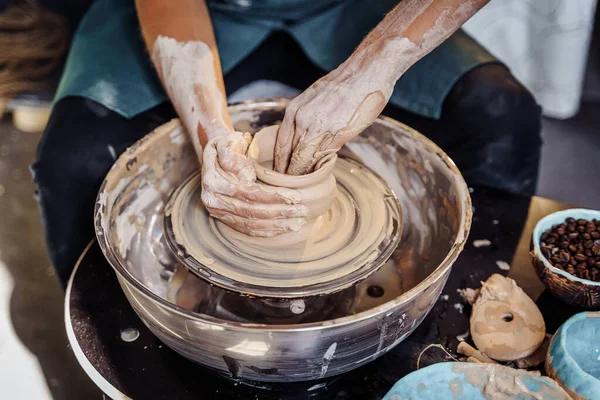 Close Das Mãos Uma Mulher Ceramista Trabalhando Com Uma Roda — Fotografia de Stock