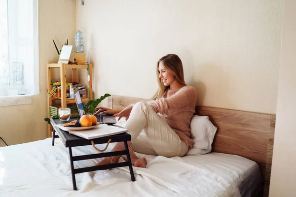 Manhã Bela Senhora Caucasiana Sentado Bebendo Chá Quente Café Cama — Fotografia de Stock