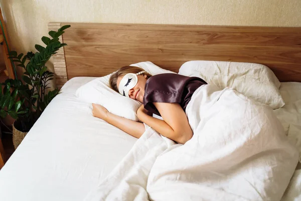 Een Jonge Mooie Vrouw Slaapt Haar Bed Met Een Slaapmasker — Stockfoto