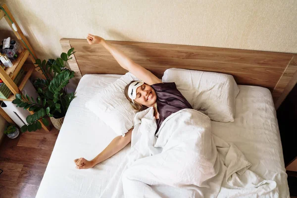 Een Mooie Blonde Stretching Zoet Haar Bed Een Vroege Zonnige — Stockfoto