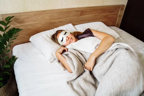 Mooi Meisje Nacht Badjas Slapen Zoet Sneeuw Wit Bed Haar — Stockfoto