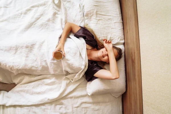 Jonge Vrouw Ligt Een Mooi Wit Bed Werd Bijna Wakker — Stockfoto