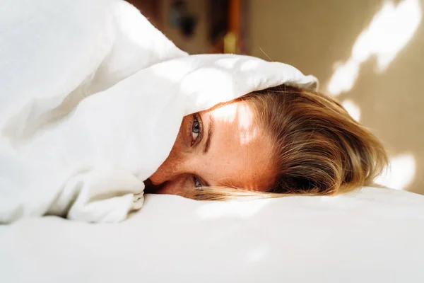 Mooi Jong Blond Ligt Het Bed Stralen Van Zachte Ochtendzon — Stockfoto