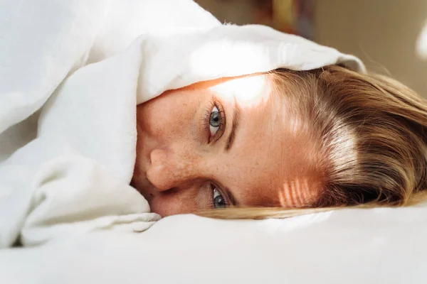 Mooi Jong Blond Ligt Het Bed Stralen Van Zachte Ochtendzon — Stockfoto