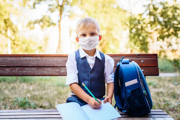 Estudante Escola Primária Senta Banco Vestida Com Uniforme Escola Inteligente — Fotografia de Stock