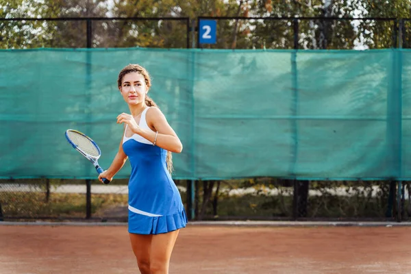 美しく若い女性アスリートはテニスコートで時間を過ごすことを楽しんでいます 強力な前方打撃 相手からボールを受け取る準備をします できるだけ集中して集められた — ストック写真