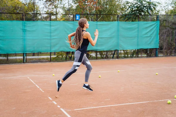 定性的なウォームアップ コートで激しいテニスワークアウトの前に筋肉を温めてください 重要なテニスの試合の準備手順 音の筋肉を助けるためのスポーツ演習 — ストック写真