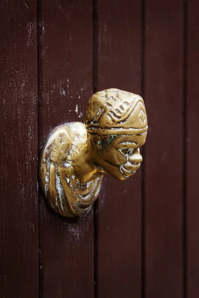 Kołatka do drzwi zabytkowe drewniane drzwi w Wenecja, Włochy — Zdjęcie stockowe