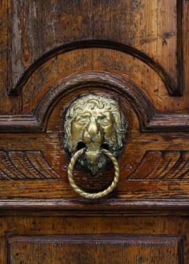 eski ahşap bir kapı tokmağı