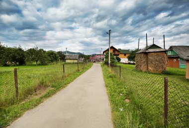 Köy içinde Doğu Karpat Dağları.